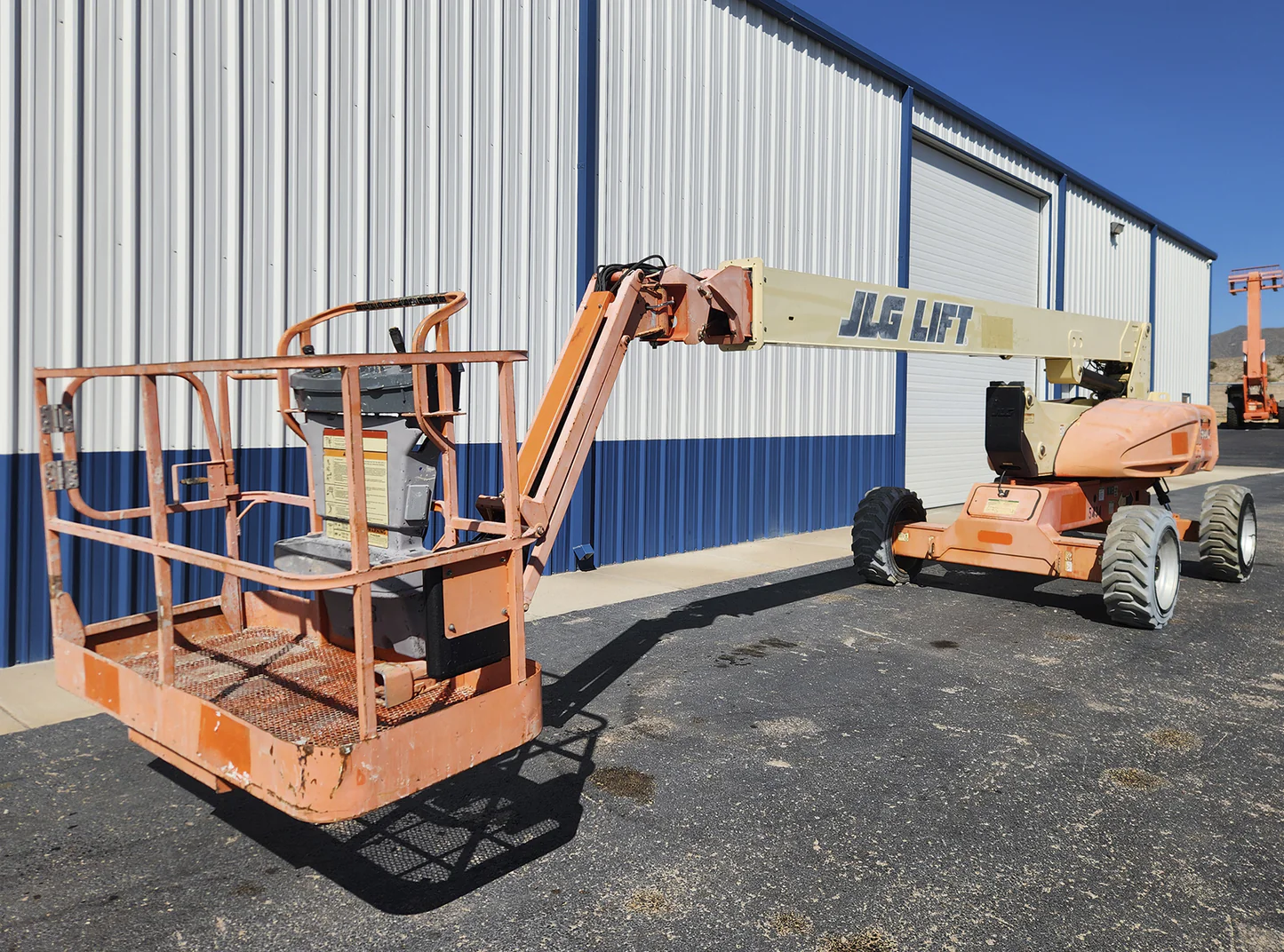 JLG 600JP Electric Narrow Articulating Boom Lift - View 3